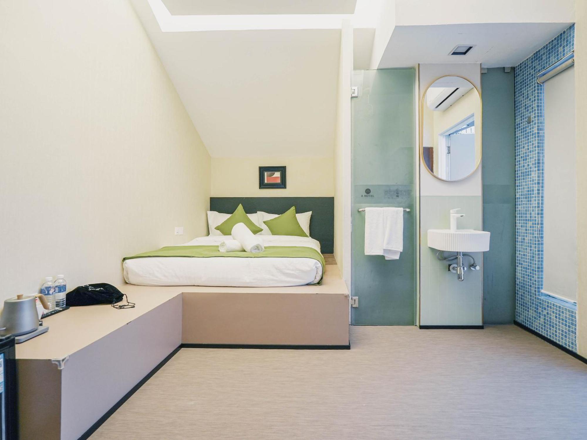 A Chinatown- Newly Renovated Hotel 3*