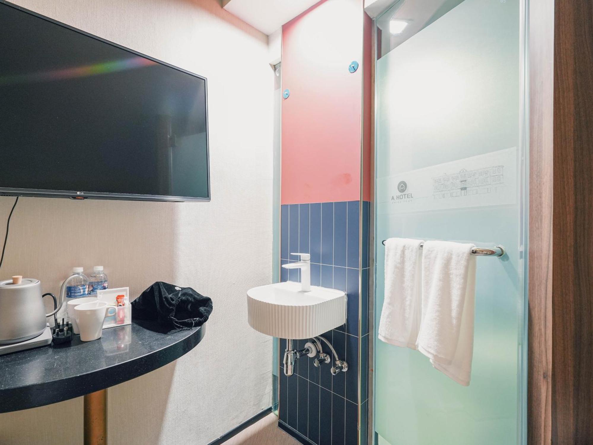 A Chinatown- Newly Renovated Hotel 3*