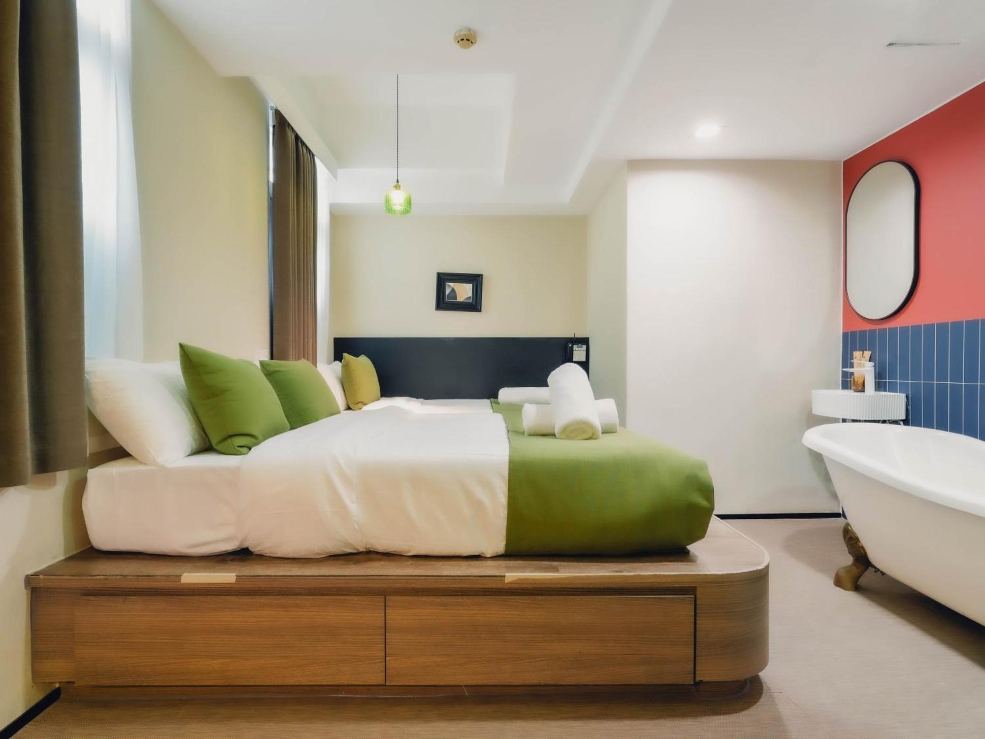 A Chinatown- Newly Renovated 3*